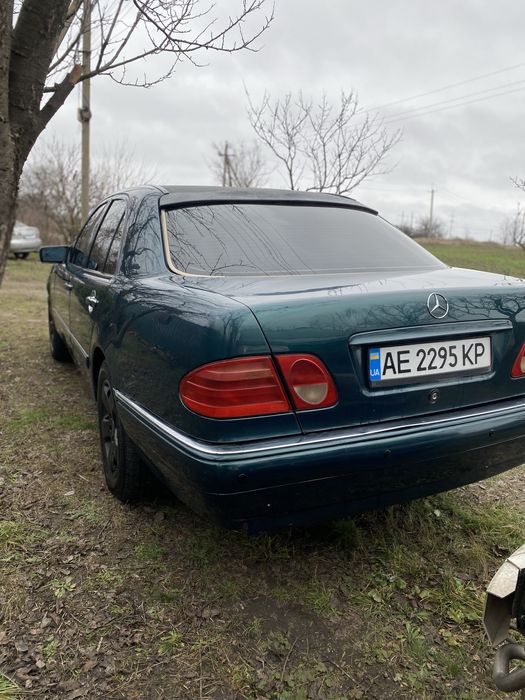 Продам мерседес W210 на уверенном ходу