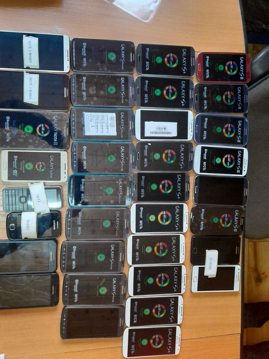 sprzedam telefony  około 300sztuk