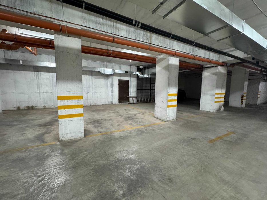 Паркомісце у підземному паркінгу в центрі міста