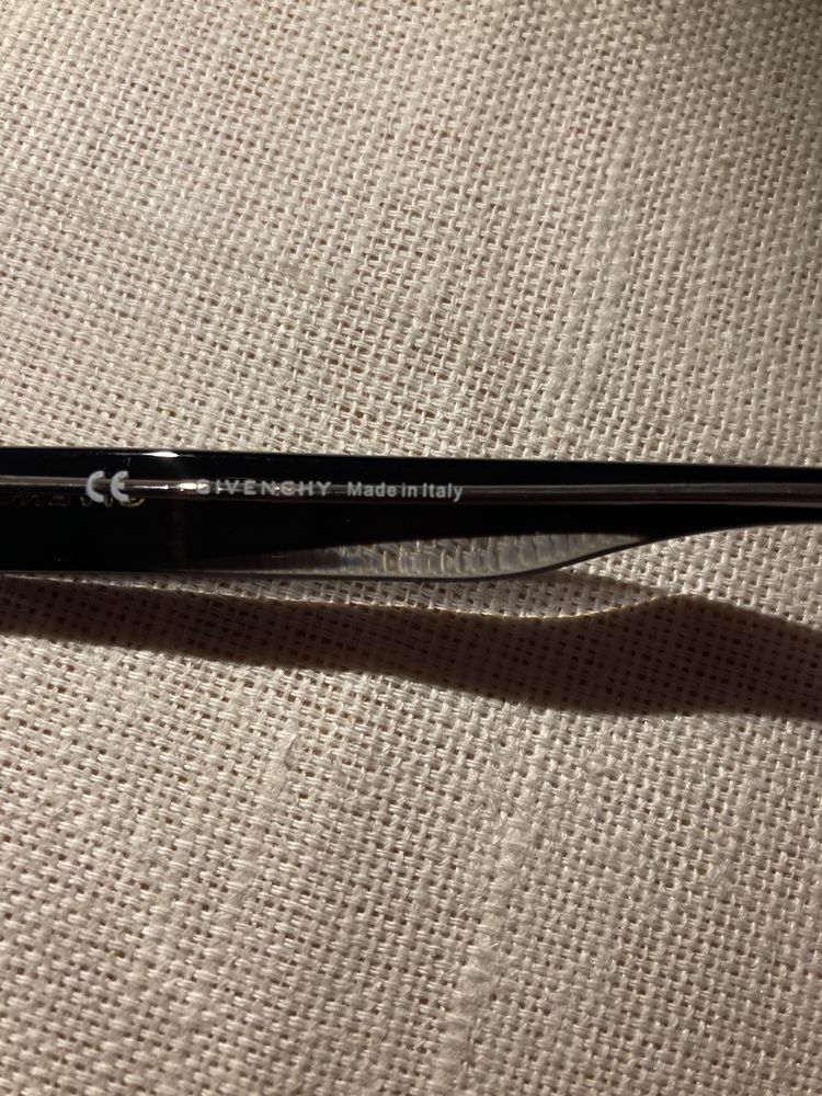 Rezerwacja okulary Givenchy