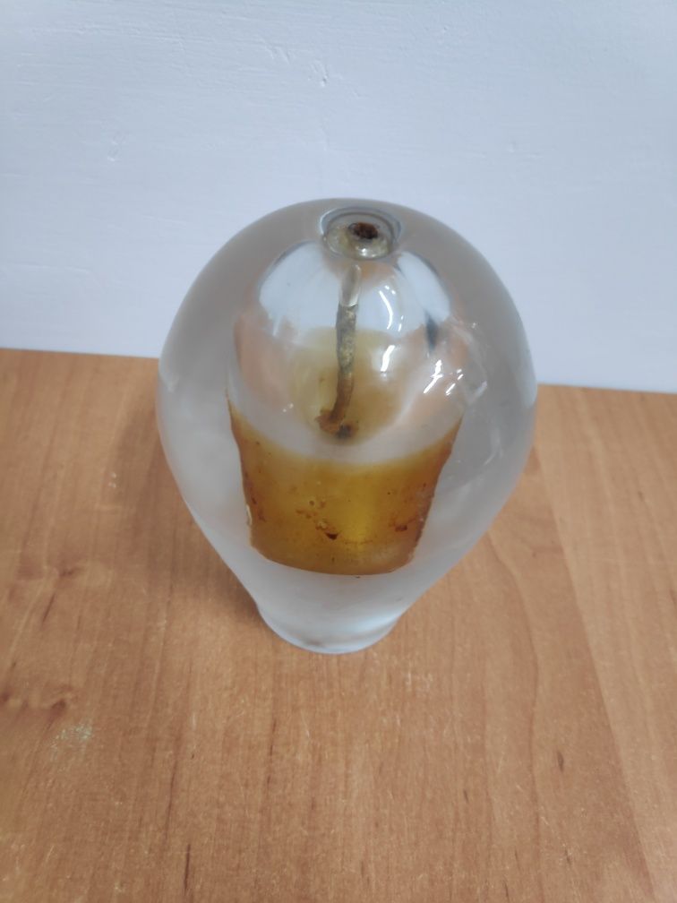 Świecznik , lampion szklany na naftę z knotem.