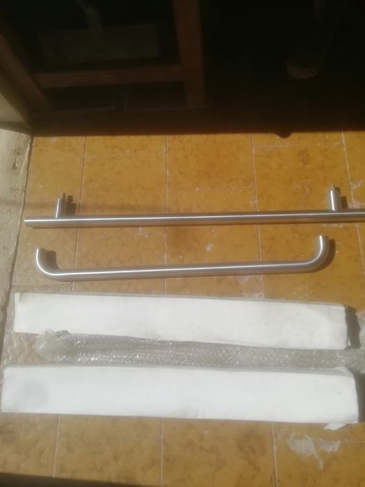 Toalheiros em inox para casa de banho.