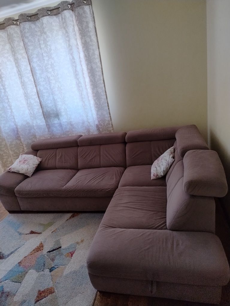 Narożnik kanapa z funkcją spania i pojemnikiem