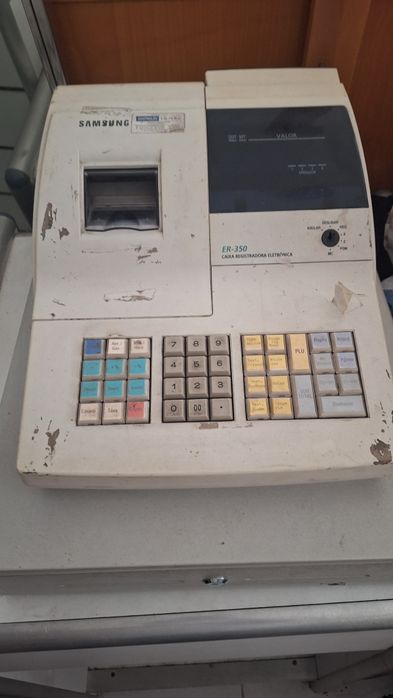 Máquina  registadora, ler anúncio
