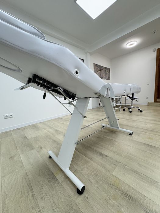 Косметологічна кушетка для салону краси.