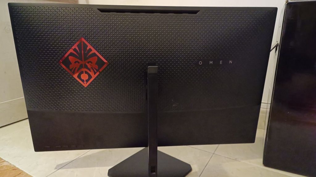 Monitor Omen e Rato Razer basilisk