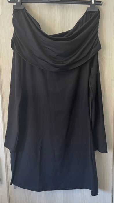 Vestido curto com ombros descobertos da Stradivarius