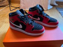 Jordan 1 Mid Black-Fire Red-White, atacadores personalizados. Tam. 36