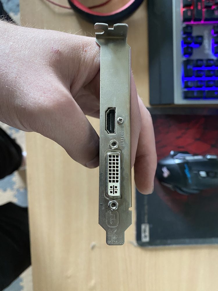 AMD Radeon R7 200 Series (2 ГБ)