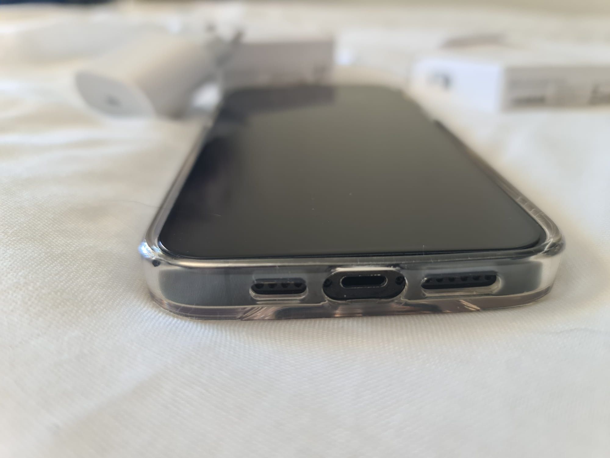IPhone 14 Pro Max c/ capa, carregador USB-C novo e fio USB-C novo