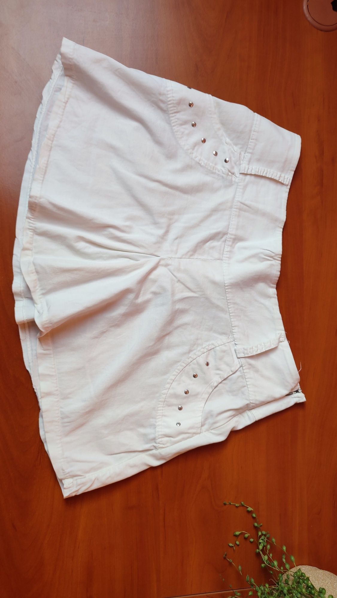 Biała spódnica cienka
