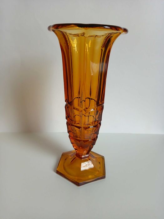 Wazon bursztynowy w stylu art deco.