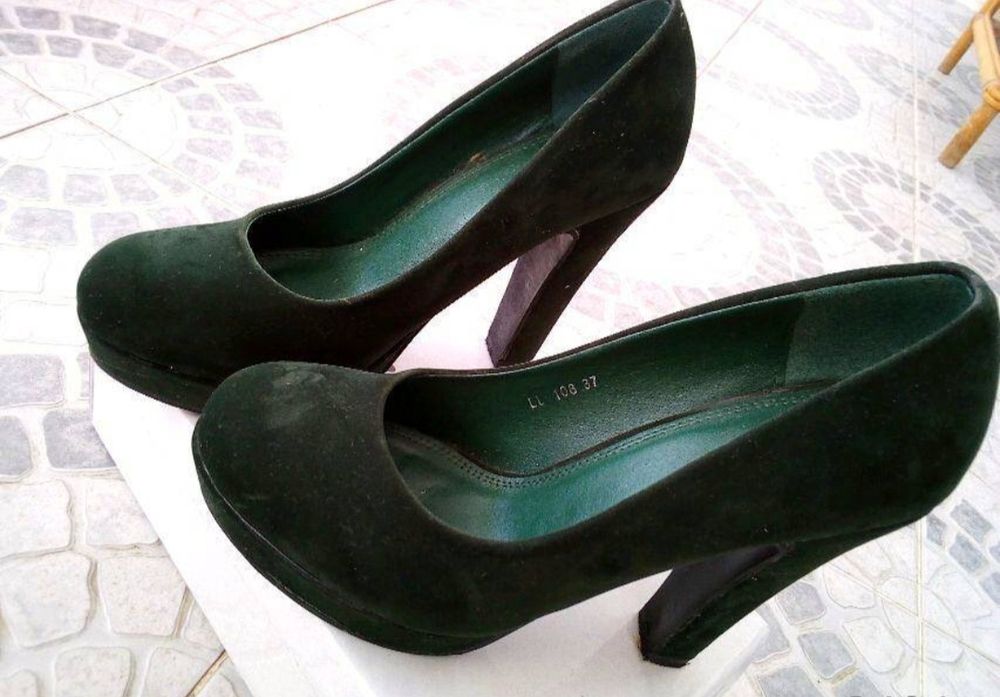 Sapatos verdes escuros tamanho 37 , usados apenas 1 vez