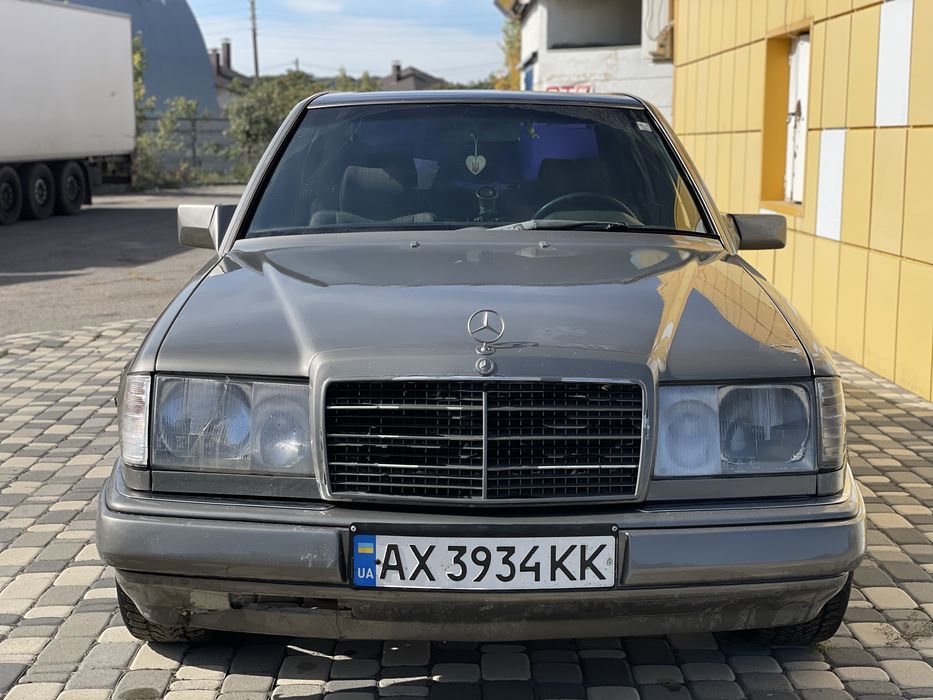 Mercedes 230.