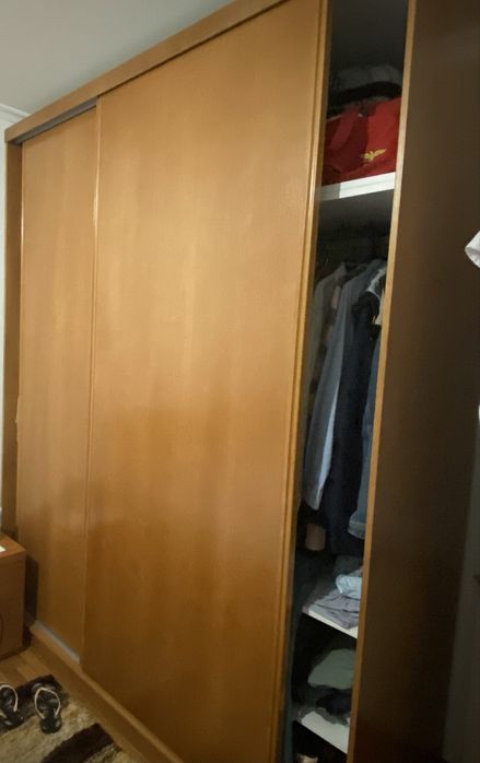 Vende - se Roupeiro