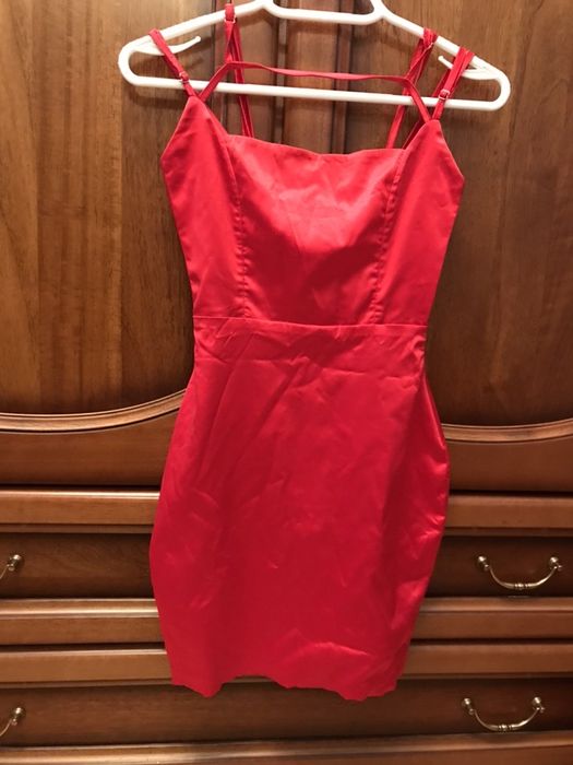 Платье красное на бретельках xs