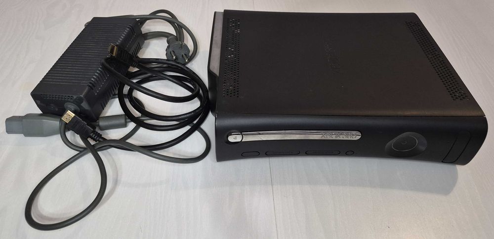 Xbox 360 (2009) + 6 gier + zasilacz, HDMI – działa, drobna wada napędu