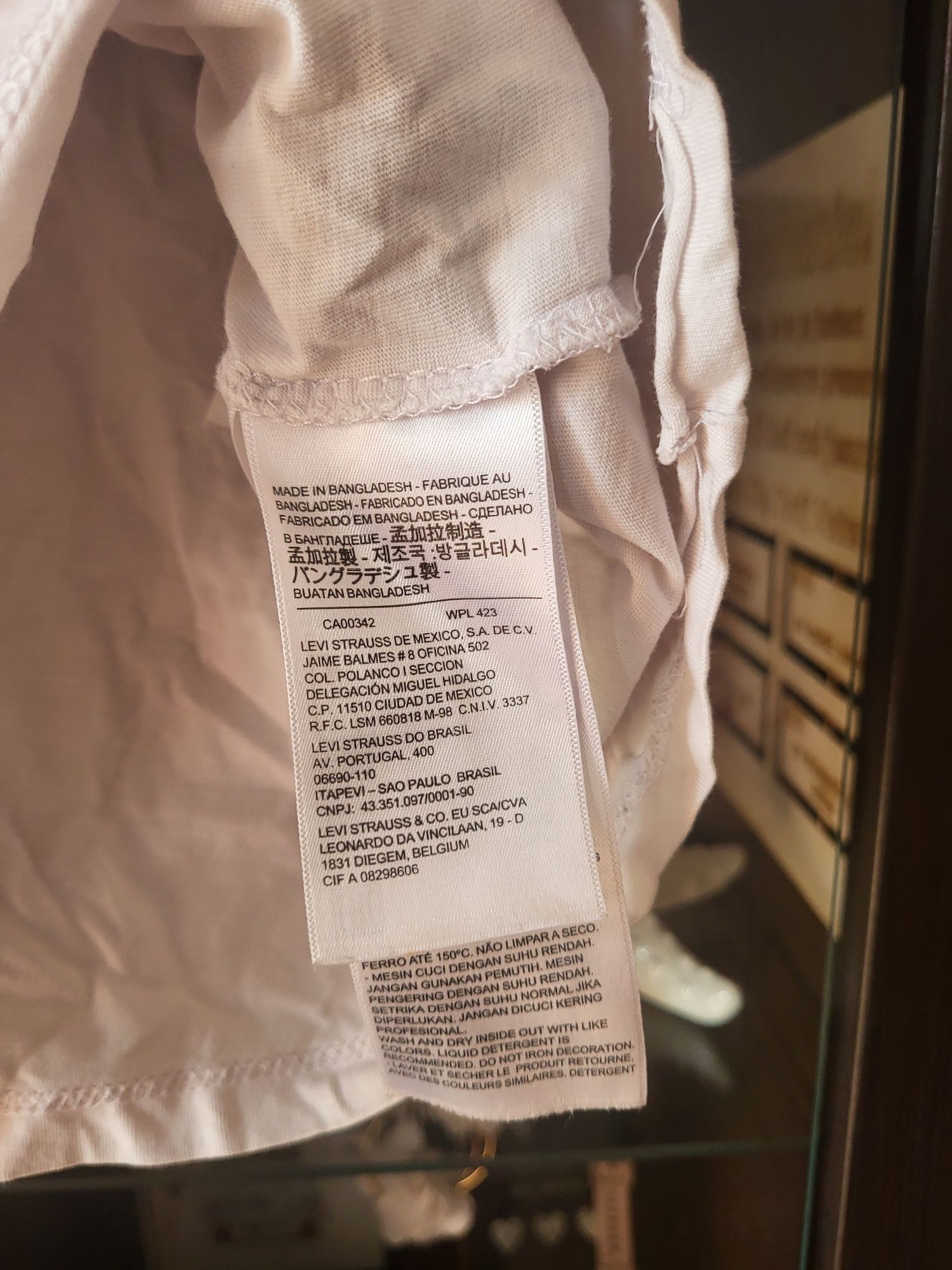 Biała koszulka levis z czarownym napisem
