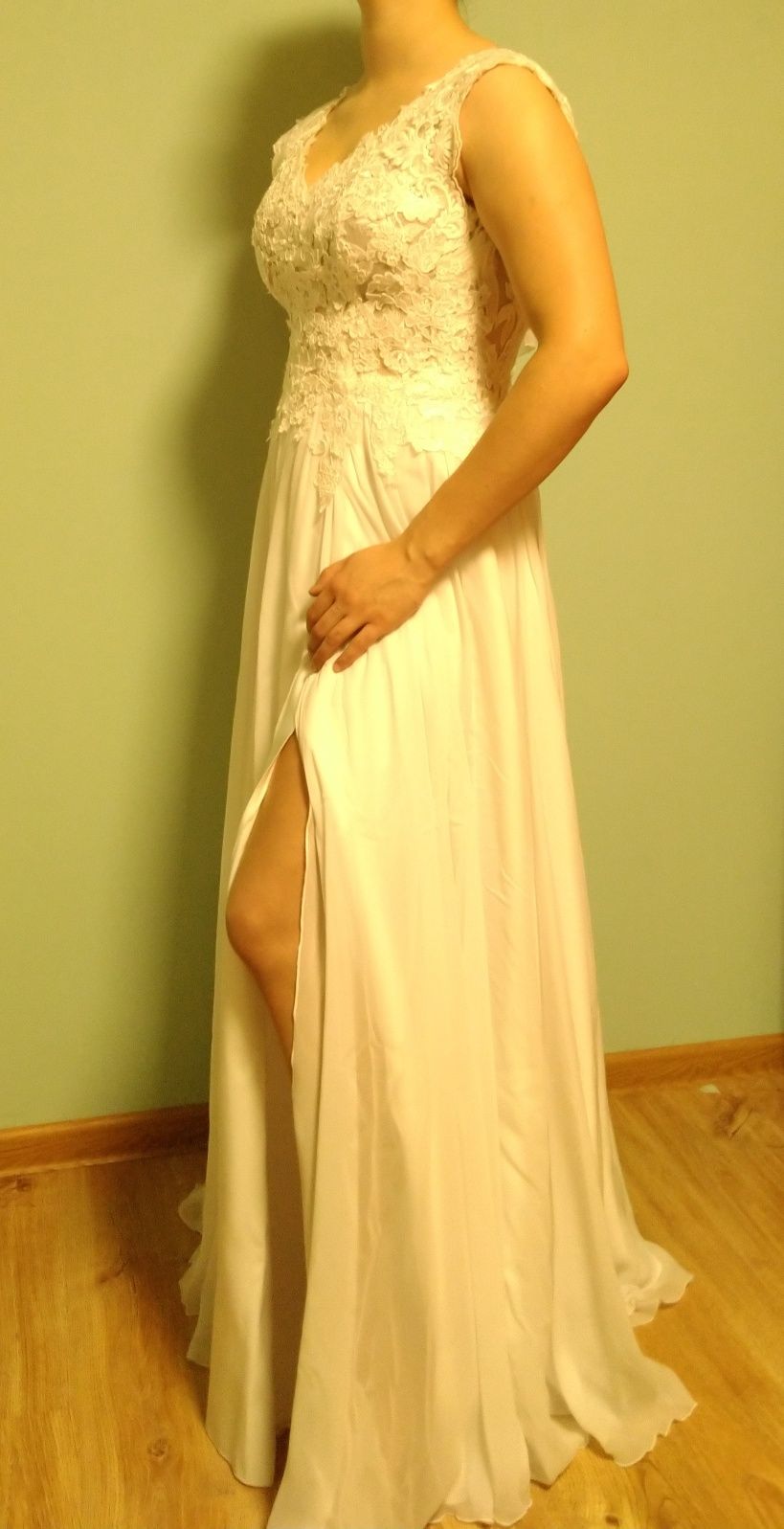Nowa suknia ślubna z welonem