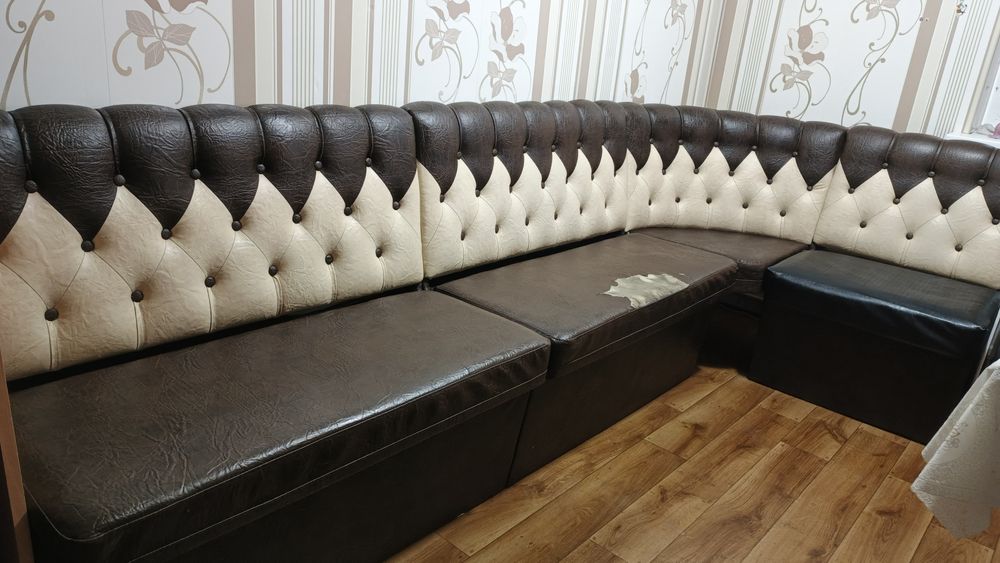 Угловой большой диван на кухню