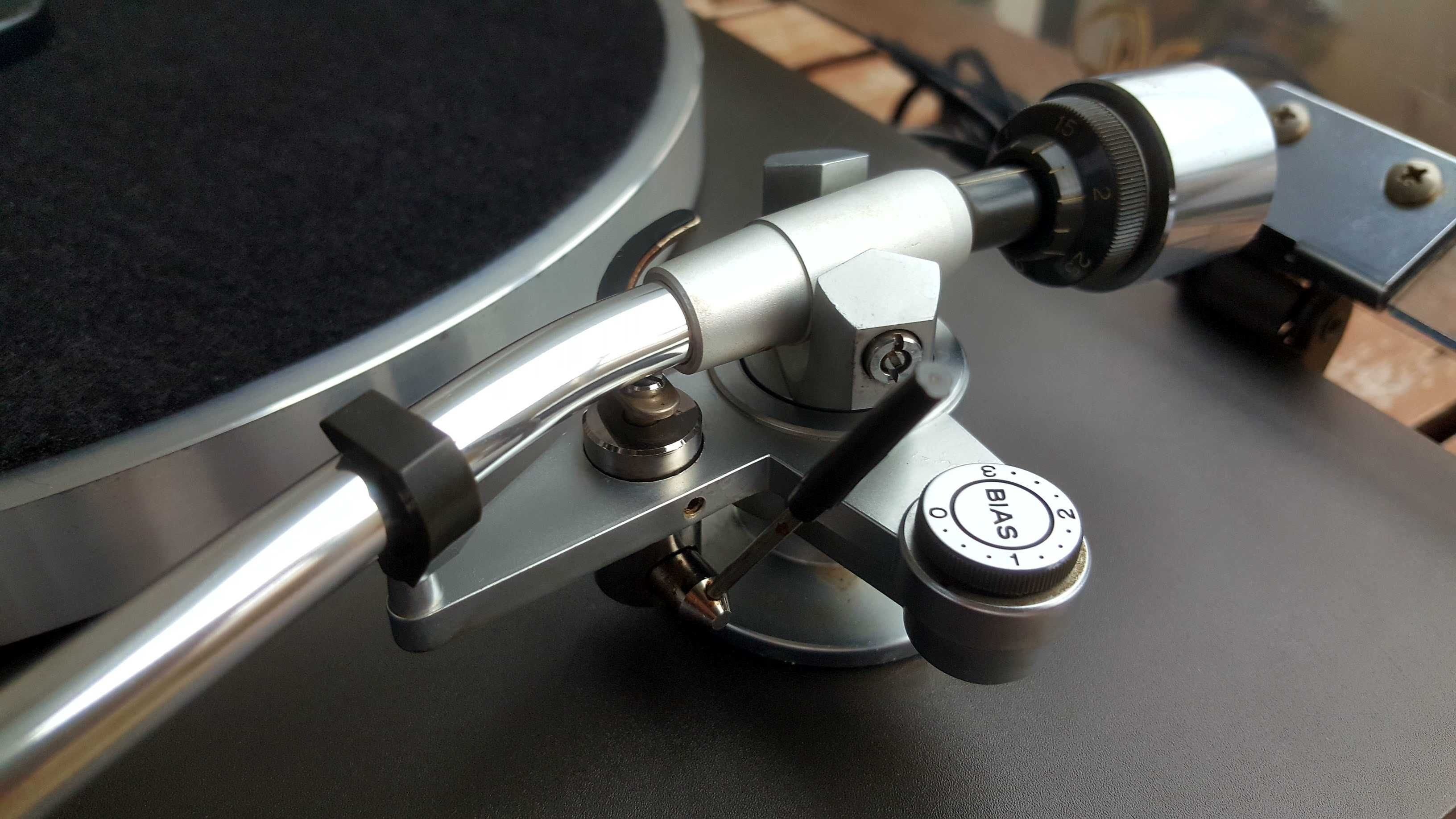 Sansui SR-222 z napędem paskowym.