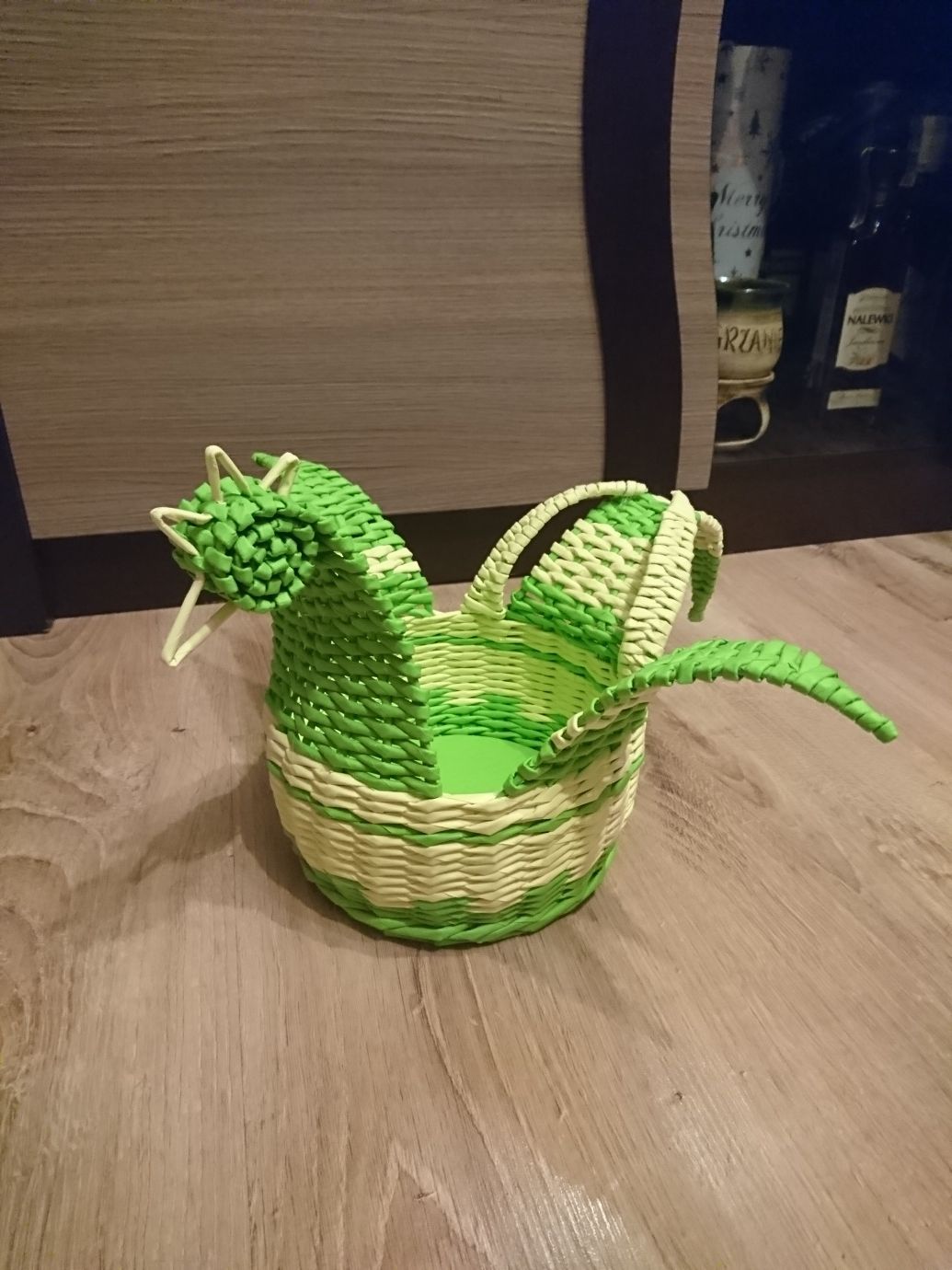 Koszyk kura z papierowej wikliny
