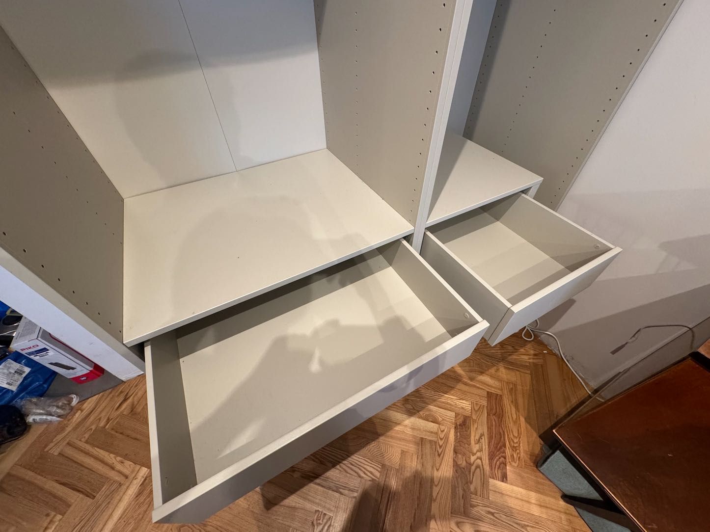 2 szafy IKEA PAX 75x58x201 cm szarobeżowe z wyposażeniem.