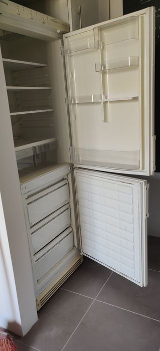 Frigorífico com congelador