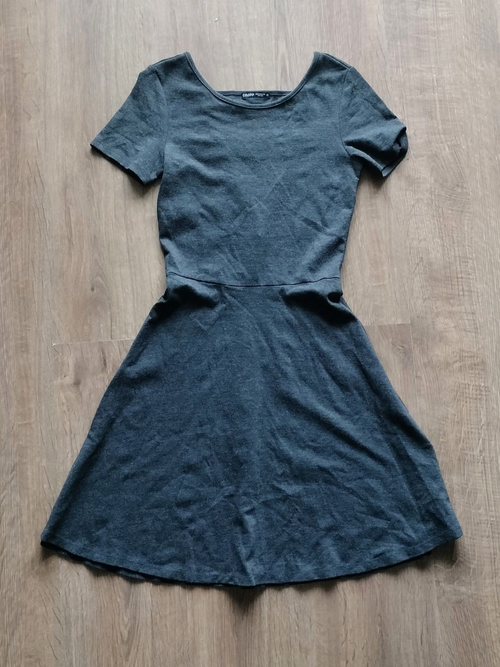 Damska grafitowa sukienka rozkloszowana rozmiar XS Cropp
