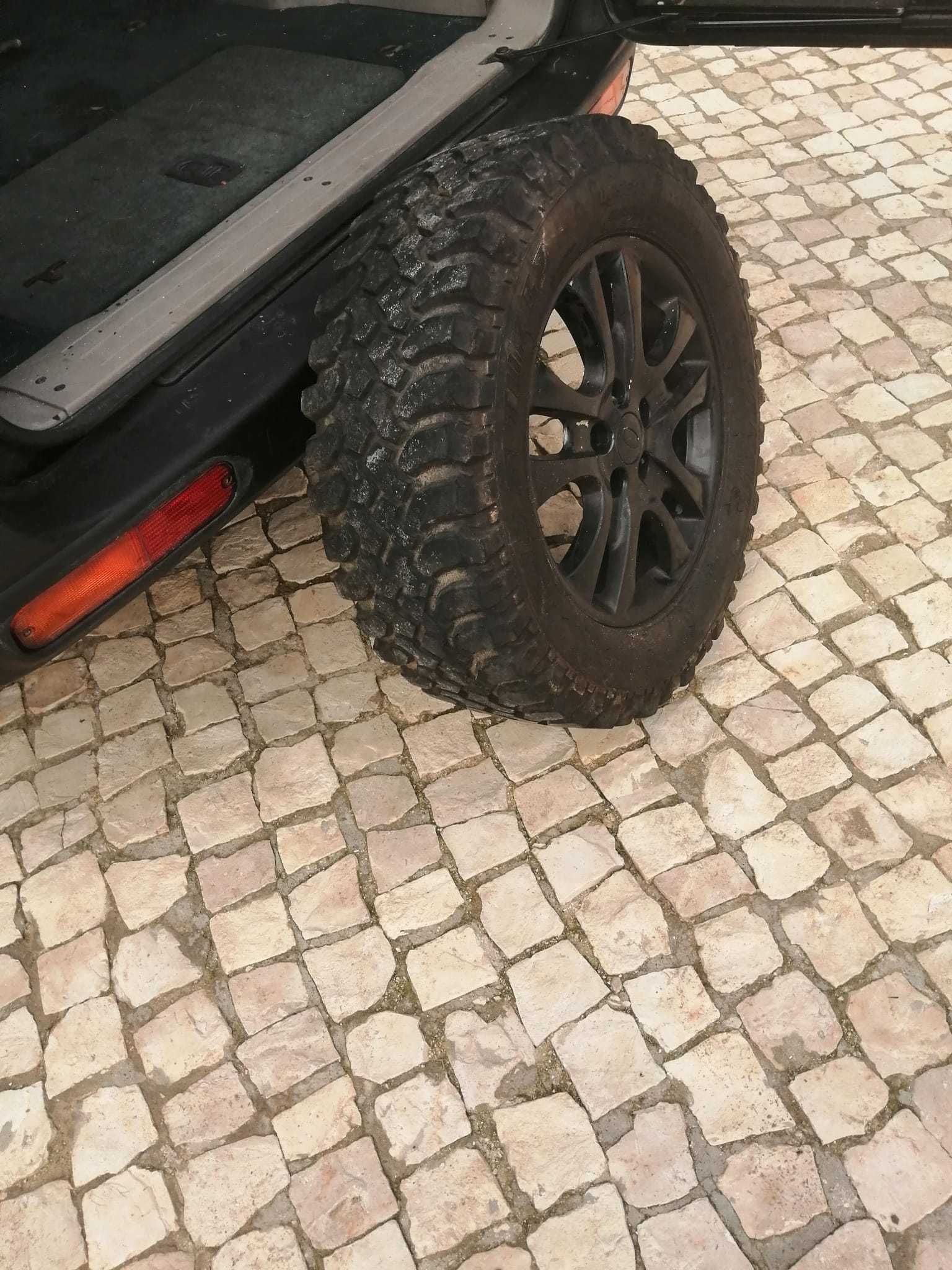 Pneus todo o terreno em ótimo estado