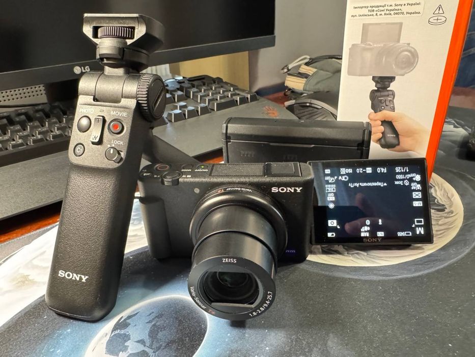 Sony ZV-1 + штатив-держатель GP-VPT2BT + аксессуары