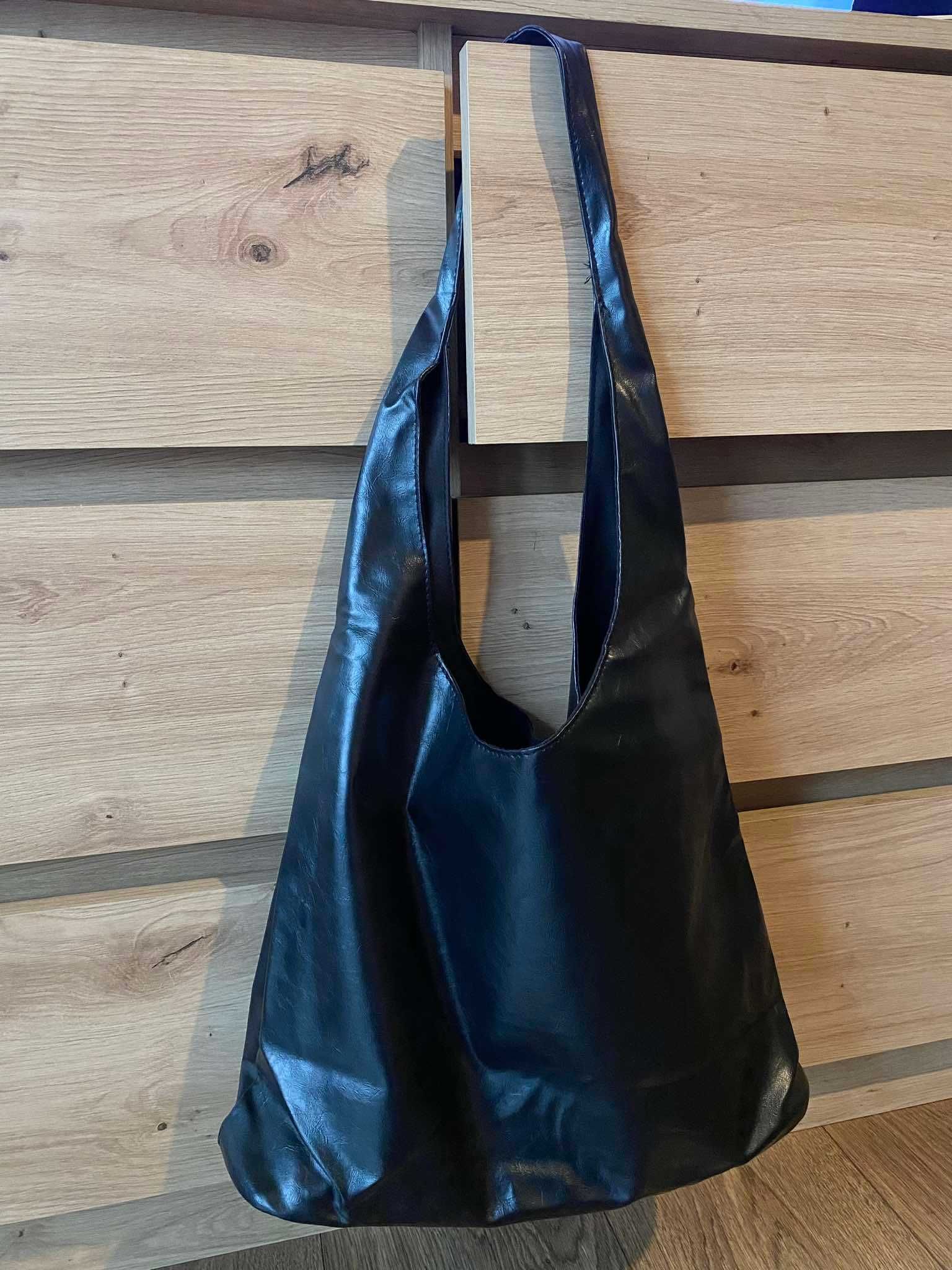 czarna torebka na ramie z kieszonką magnes pojemna lekka shopper hobo