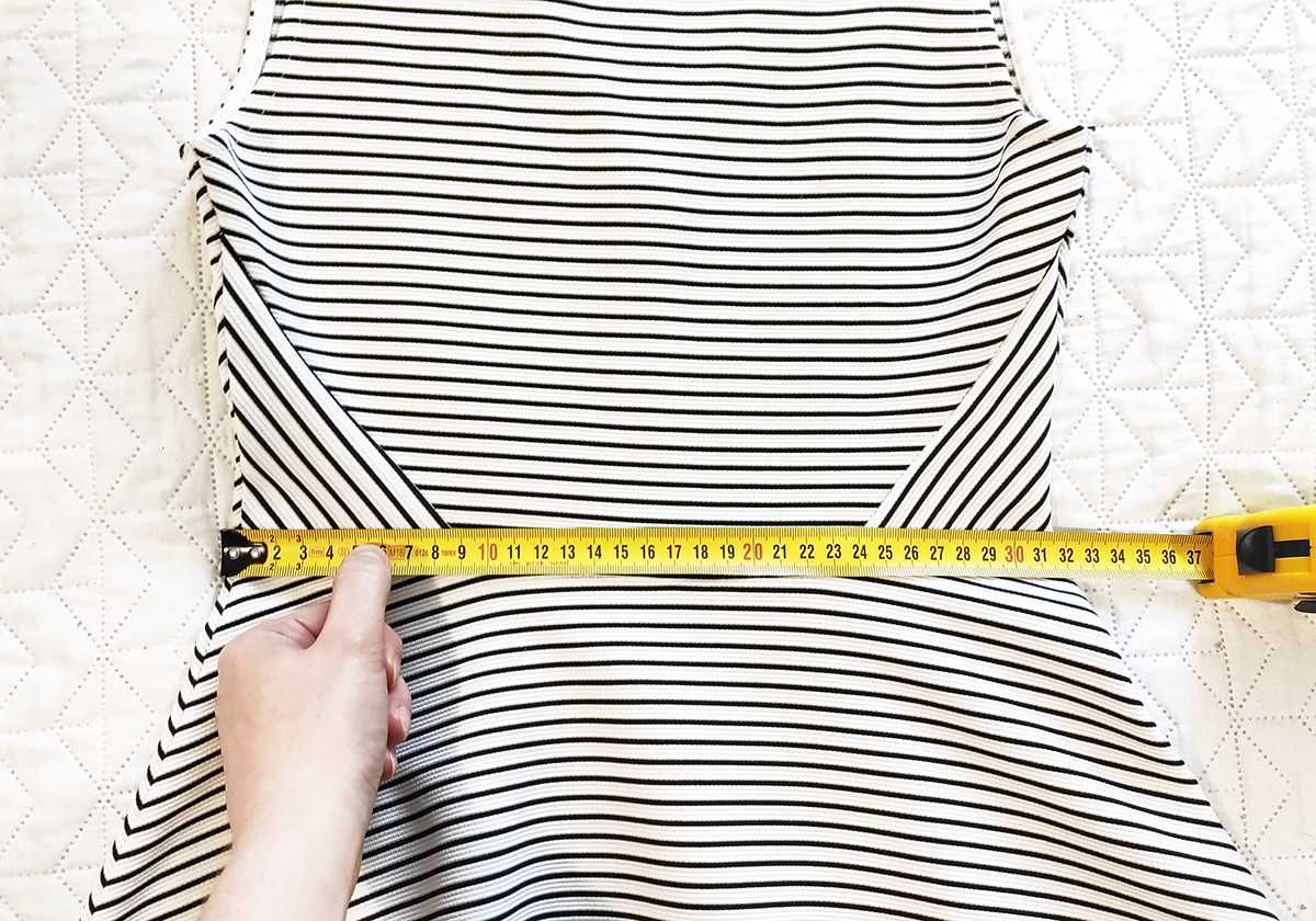 Biała sukienka bez rękawów w czarne paseczki H&M XS / S