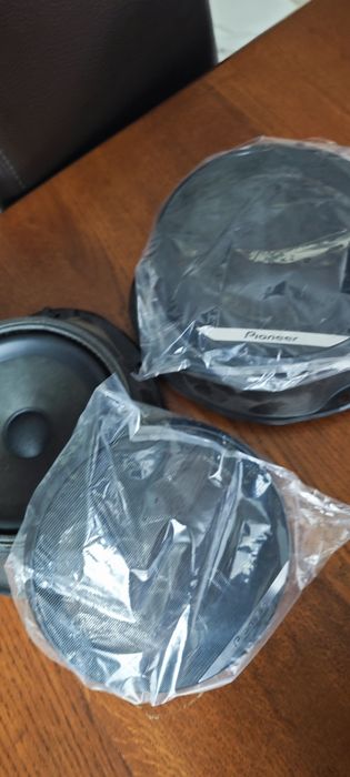 Dwa głośniki samochodowe z Forda