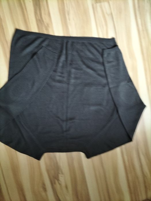 Sweter z cekinami na rękawach rozmiar M