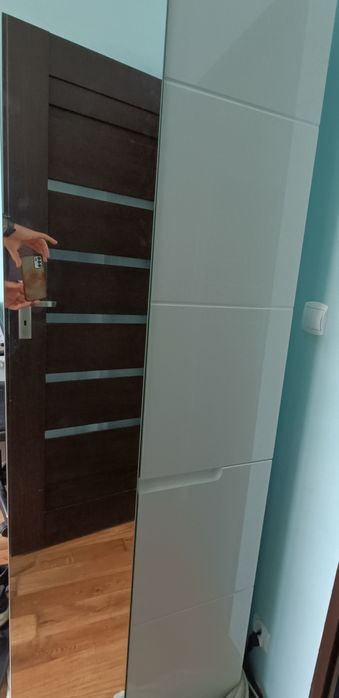 Zestaw mebli. Szafa, szafka na buty, wieszaki na kurtki.