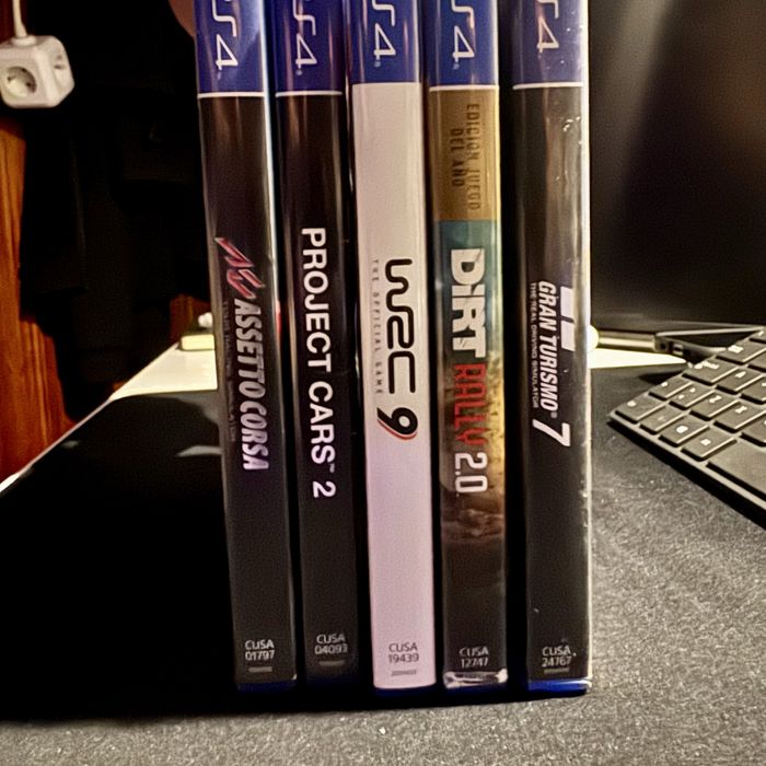 Playstation 4 Pro 1TB + 2 Comandos + 6 Jogos