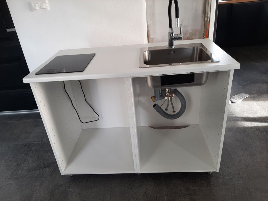 Kuchnia mini 2 szafki, zlew, kran, indukcja