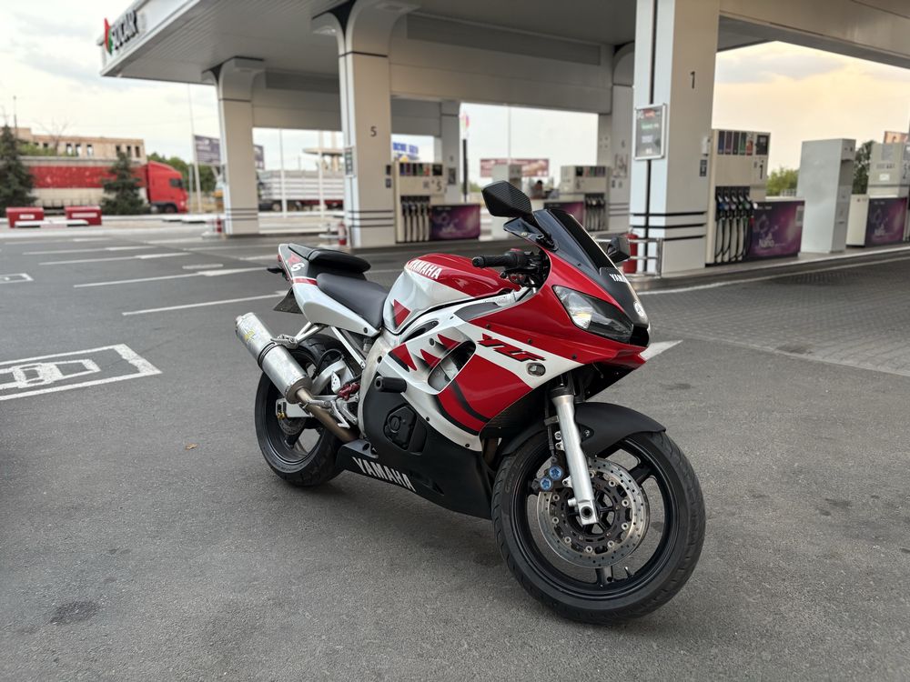 YAMAHA R6 2001года