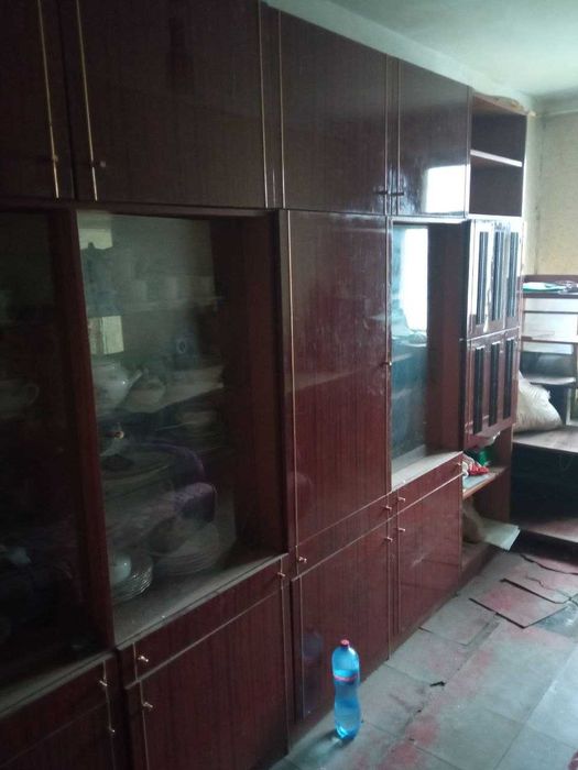 Отдам шкаф, дрова, банки, полки, старые двери с вход коробками