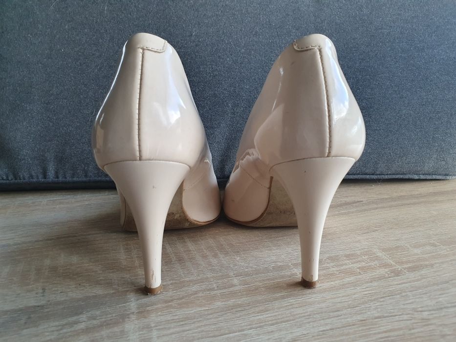 Kremowe szpilki firmy Eska r.35