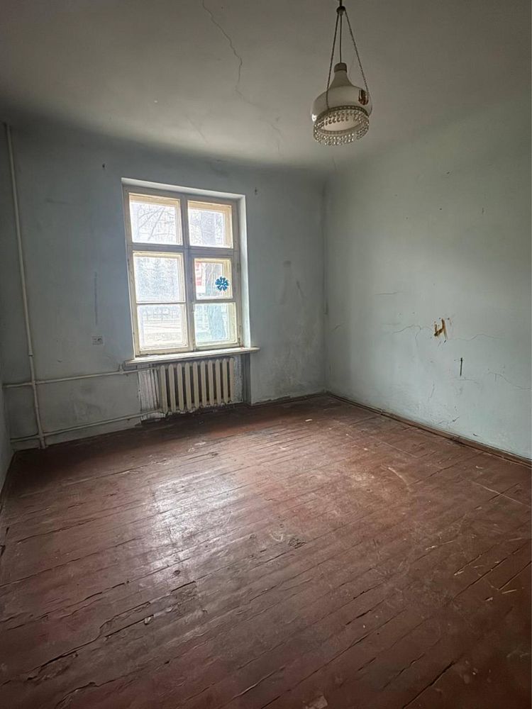 Продаж просторої двокімнатної сталінки на Універмазі