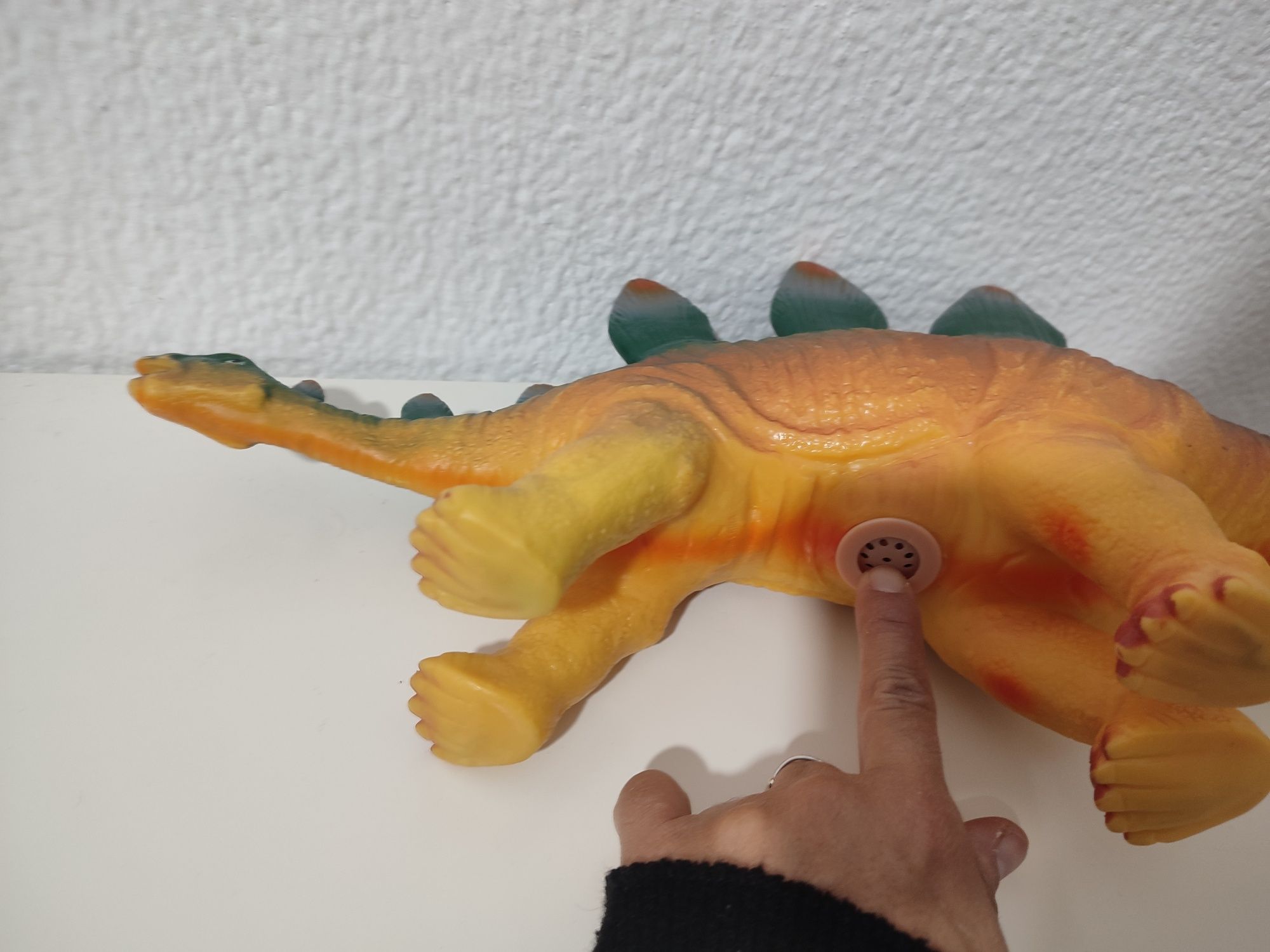 Dinossauro gigante brinquedo (emite som)