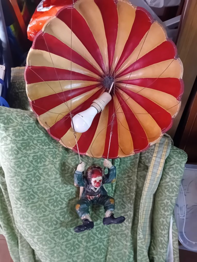 Candeeiro de palhaço em paraquedas