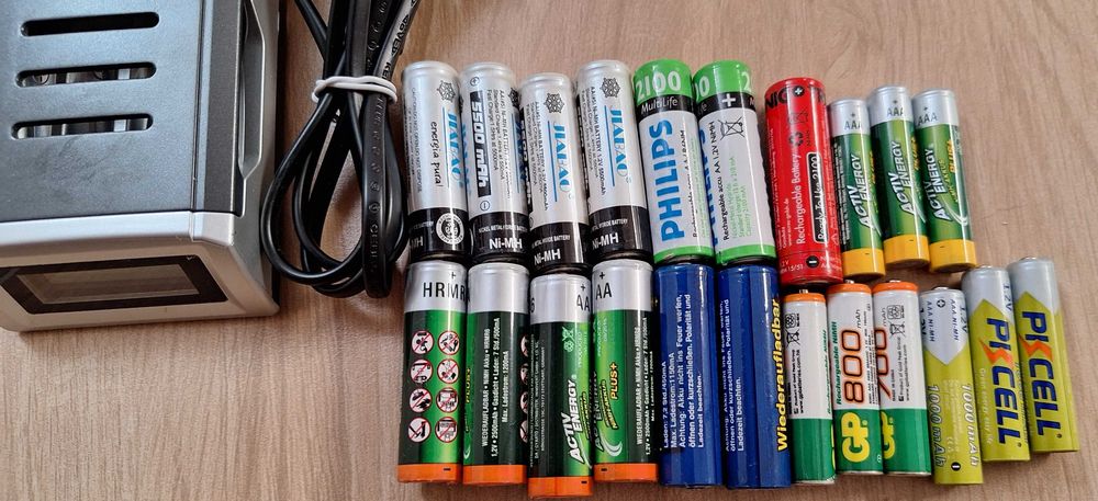 Akumulatorki niemieckie, mocne, 22 sztuki (AA i AAA) + nowa ładowarka