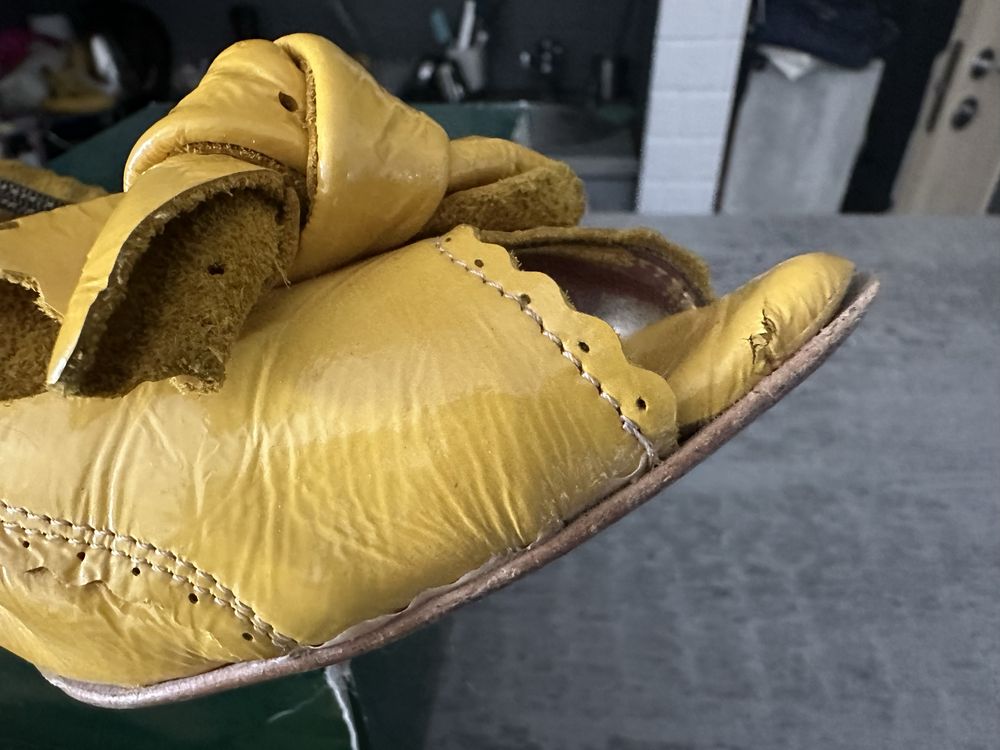 Zolte lakierowane buty z komardą na niskim obcasie