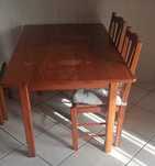 Mesa de cozinha em pinho mel com 6 cadeiras