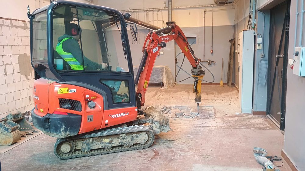 Koparka montaż zbiorników odwodnienia roboty ziemne transport krakow