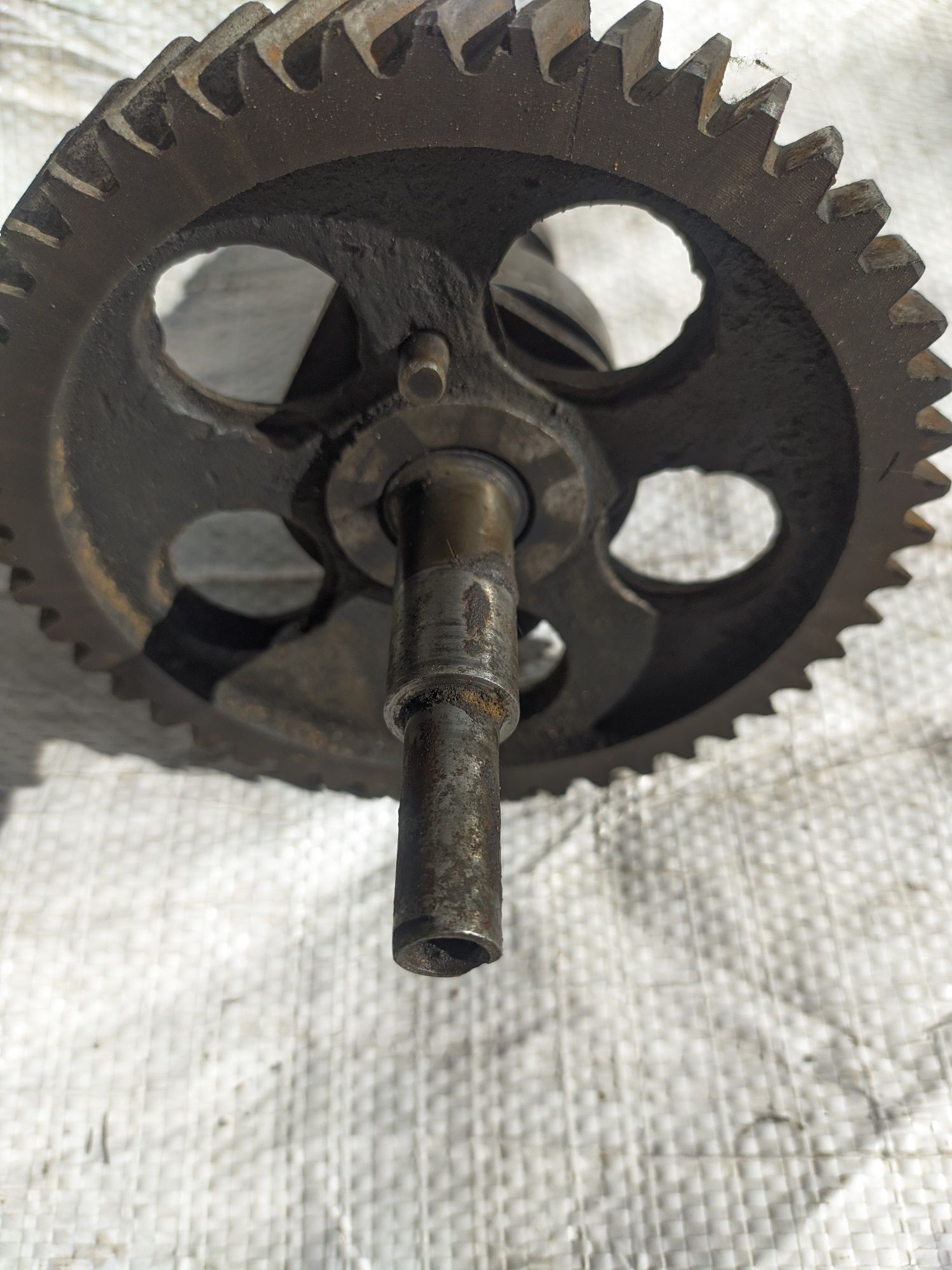 Распределительный вал с зубчатым колесом смазочного насоса урал м66