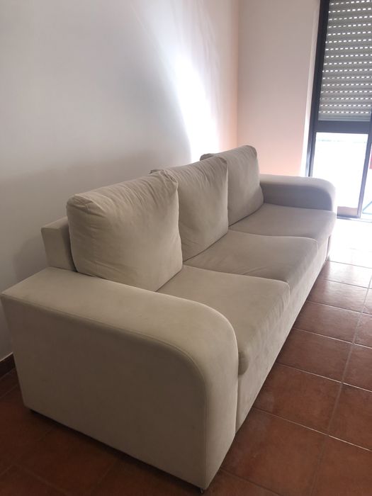 Sofa Tres Almofadas Beje